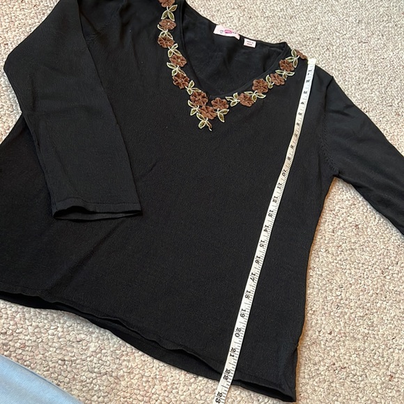 Black sweater with 3-D floral embellishments M - Picture 11 of 11
